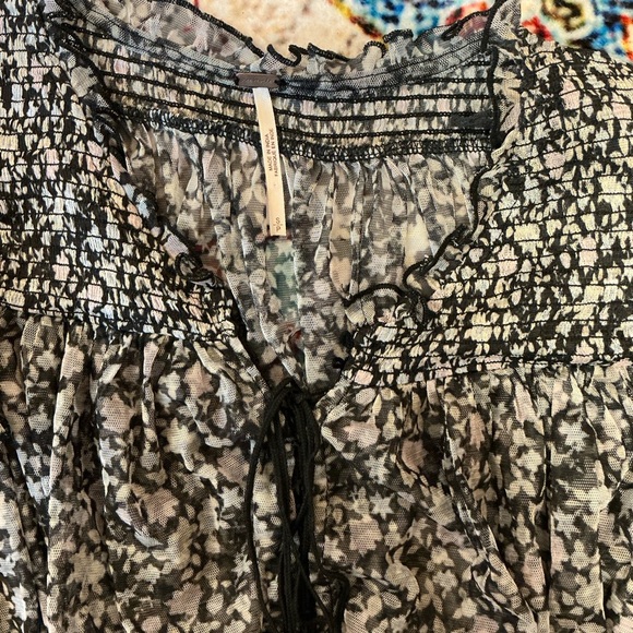 FREE PEOPLE Floral Black and White Women's Top Sz S - Picture 3 of 3